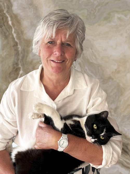 Mieke met een zwart/witte kat in haar armen